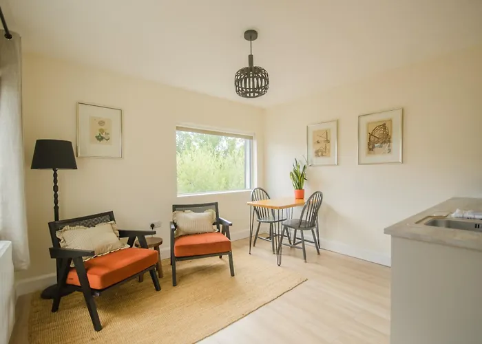 Rookery Lane Food And 게스트하우스